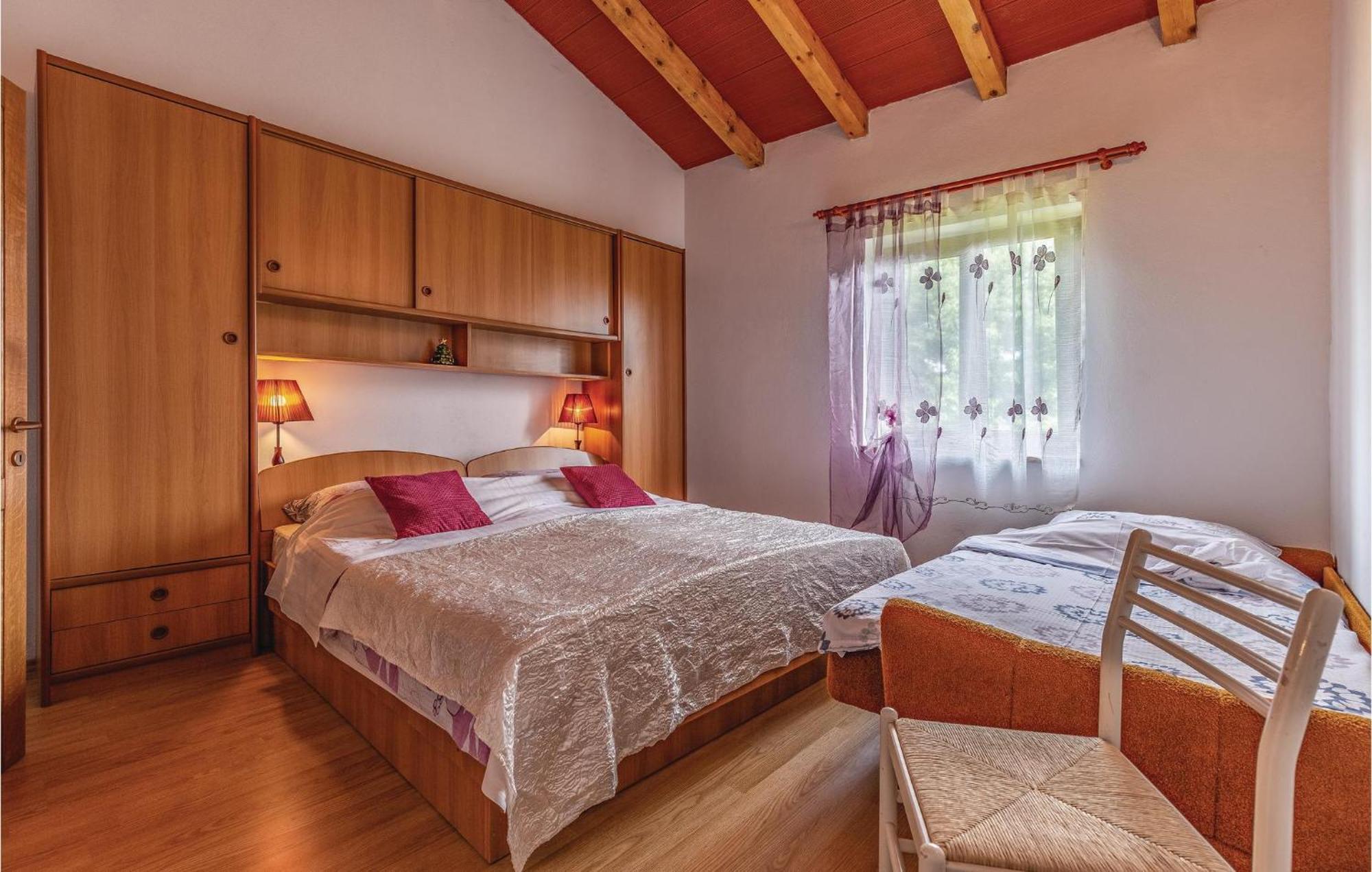 2 Bedroom Amazing Home In Rakotule エクステリア 写真