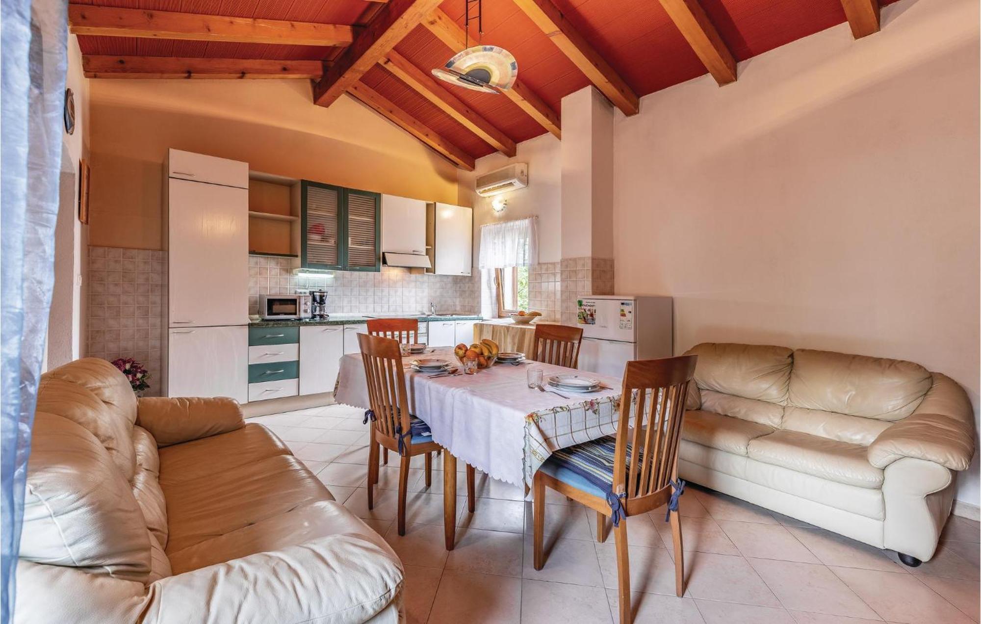 2 Bedroom Amazing Home In Rakotule エクステリア 写真
