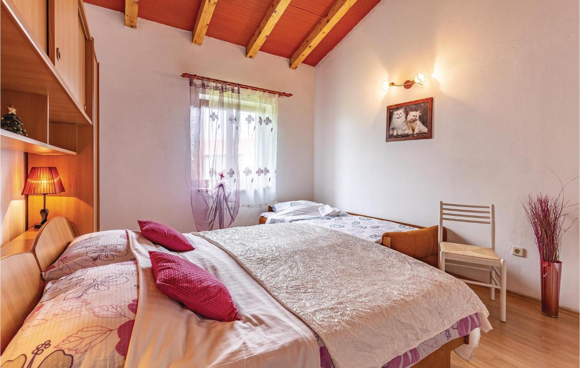 2 Bedroom Amazing Home In Rakotule エクステリア 写真