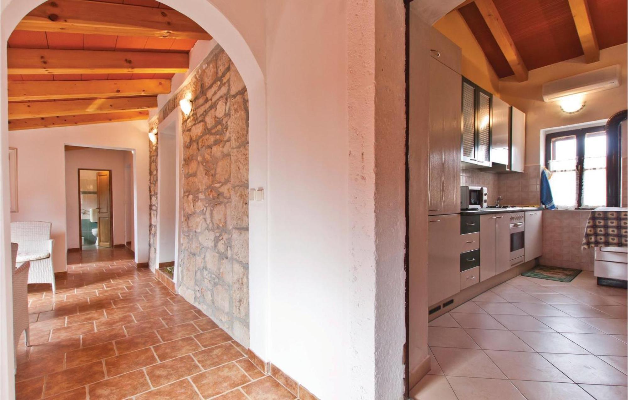 2 Bedroom Amazing Home In Rakotule エクステリア 写真