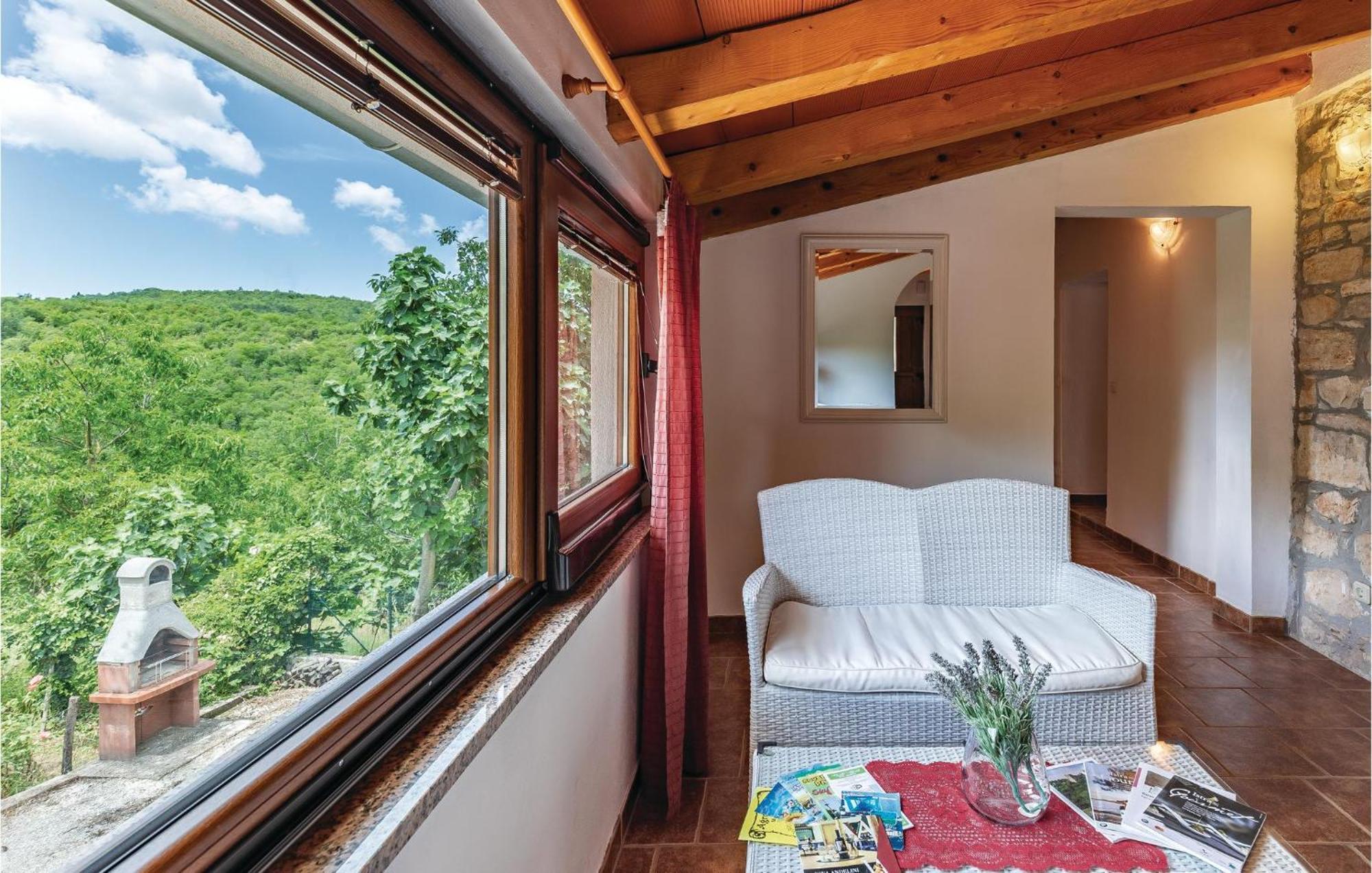 2 Bedroom Amazing Home In Rakotule エクステリア 写真