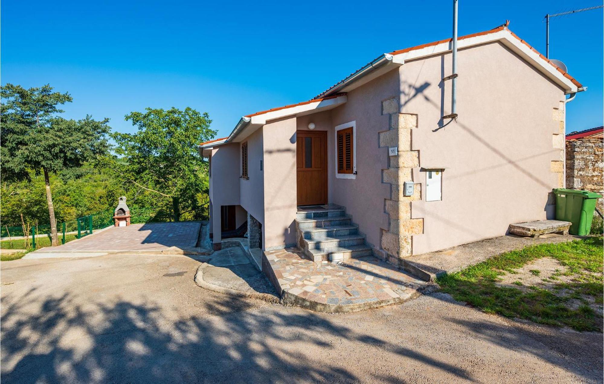 2 Bedroom Amazing Home In Rakotule エクステリア 写真
